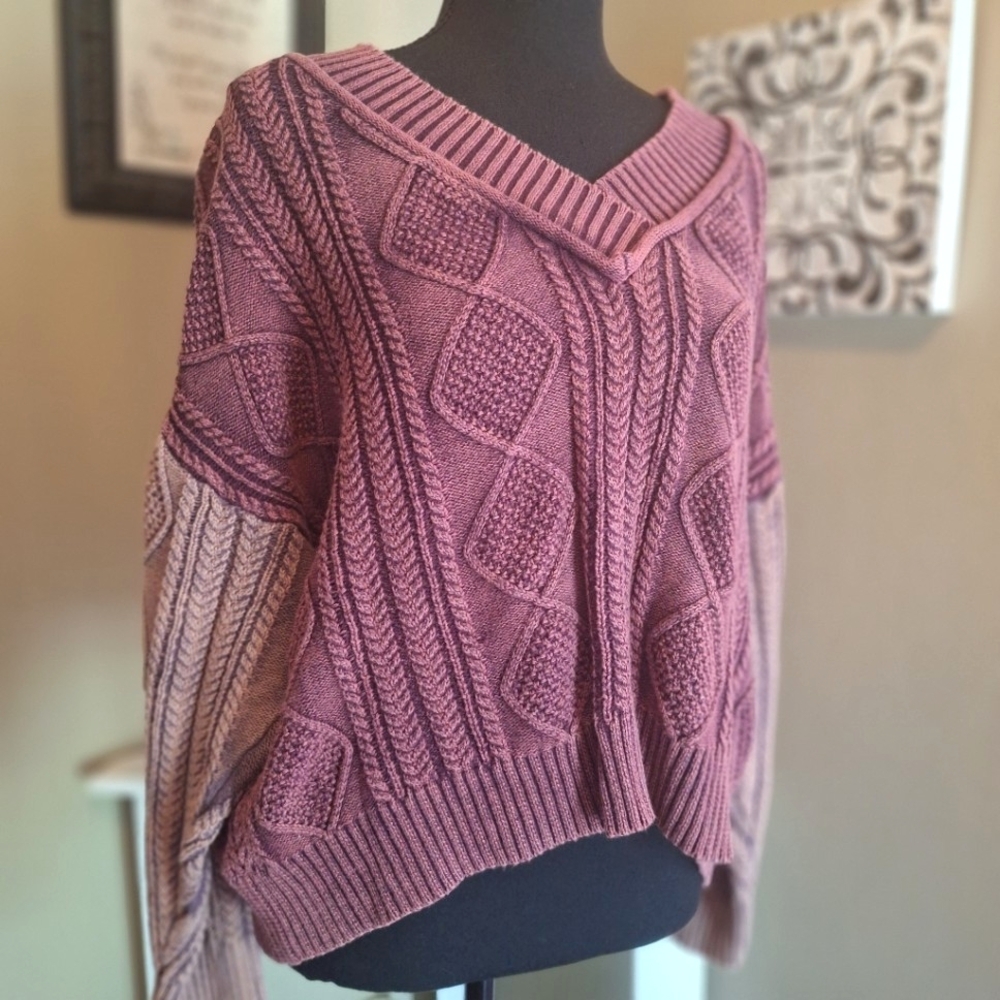 😍 POL Women's Distressed Fading Slightly Cropped Cable Knit Sweater Medium